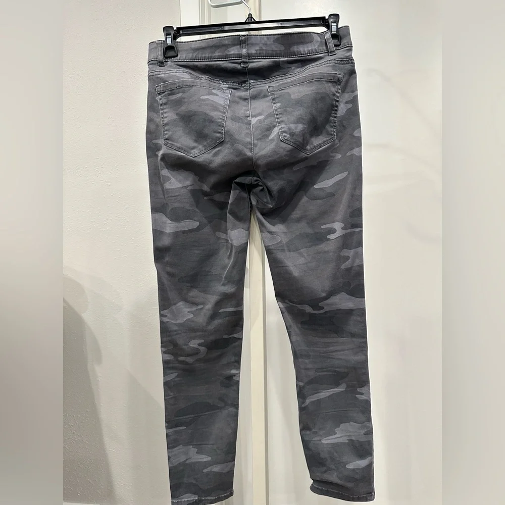Democracy Ab Technology Gray Camo Skinny Jeans Size 8 | Zip Detail Stretch Denim
